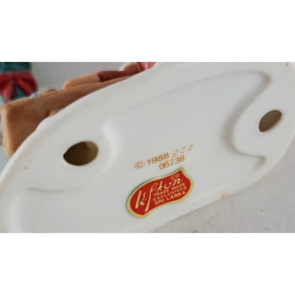 VTG Lefton Christmas Village People Ladies Feeding Bird Sri Lanka 06738 01346 - Picture 6 of 7